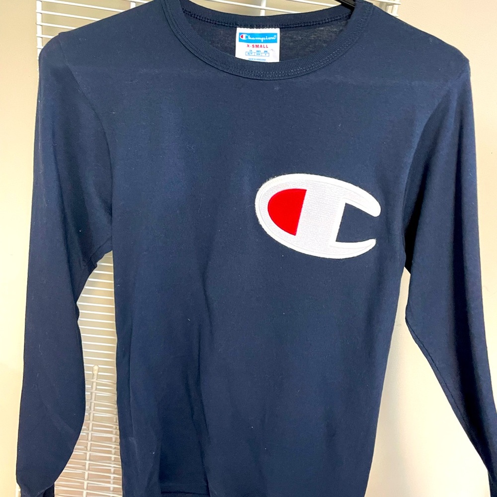 Navy blue champion long sleeve, xtra small